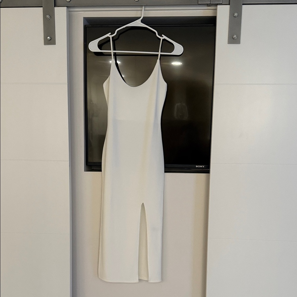 Fitted White Sleeveless Dress